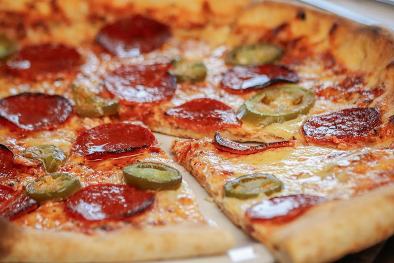 Diavola Pizza mit scharfer Salami und Chili