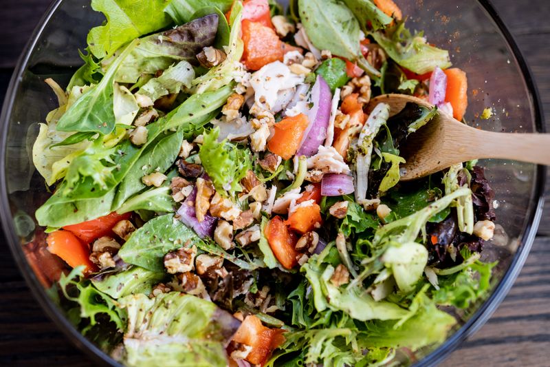 Großer gemischter Salat mit frischem Gemüse