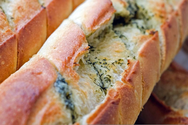 Knuspriger Knoblauchbrot mit Kräuterbutter