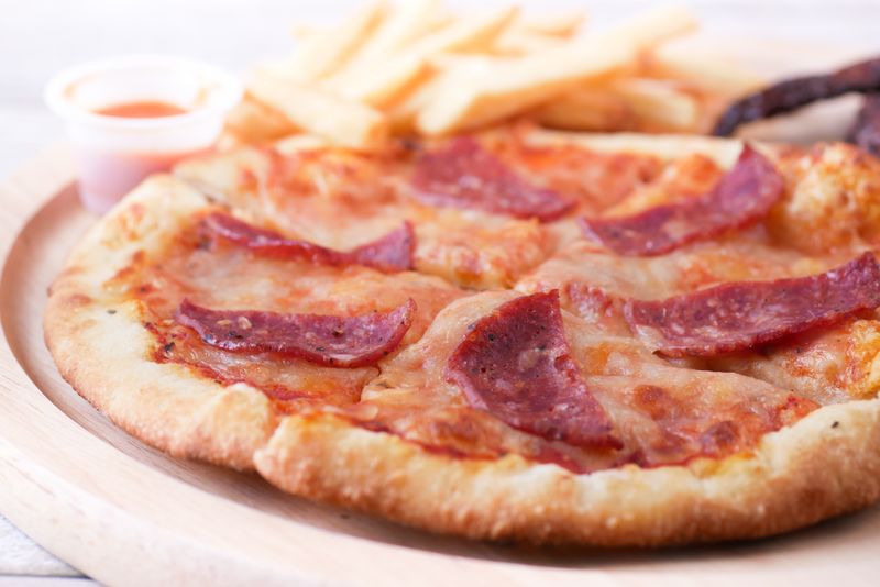 Pepperoni Pizza mit scharfer Salami und Käse